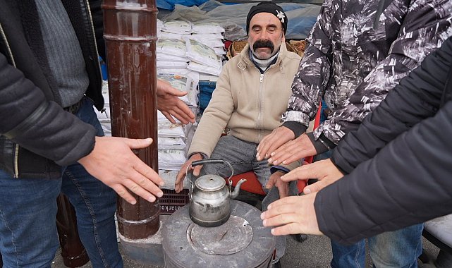 Erzincan'da dondurucu soğuklar pazar esnafına soba kurdurdu
