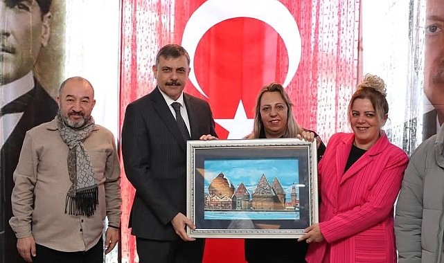Erzurum Yeni Medya Derneği'nden Vali Çiftçi'ye İdareciler Günü jesti