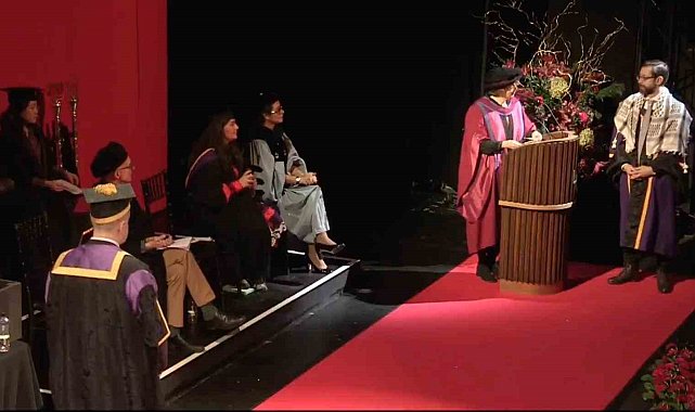 Eski bakanın oğlu Londra'daki mezuniyet töreninde Filistin'e desteğiyle dikkat çekti