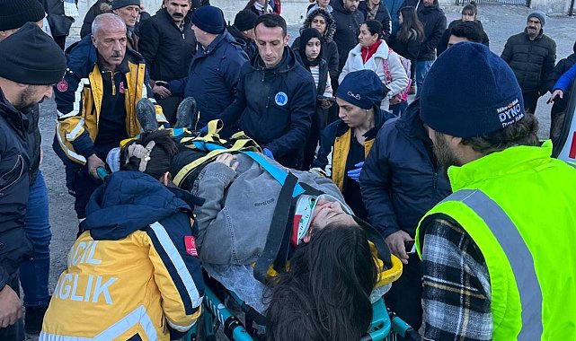 Geri manevra yapan araç kız öğrenciye çarptı