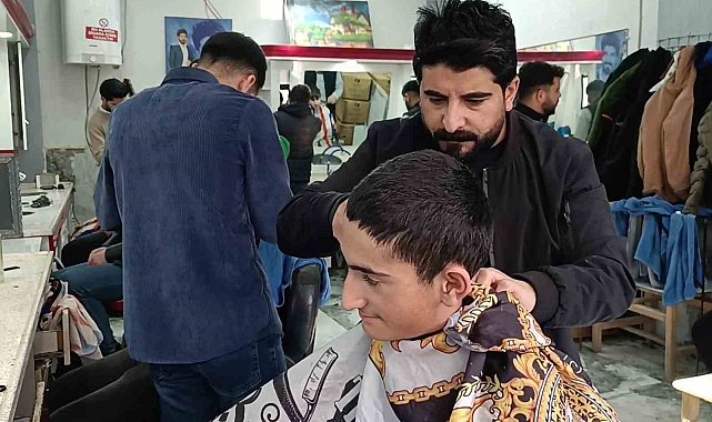 Gönüllü berber yetim ve öksüz çocukları ücretsiz tıraş yapıyor
