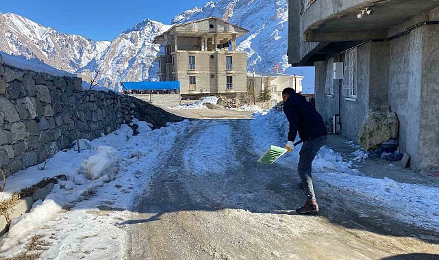 Hakkari'de buzla mücadele çalışmaları sürüyor