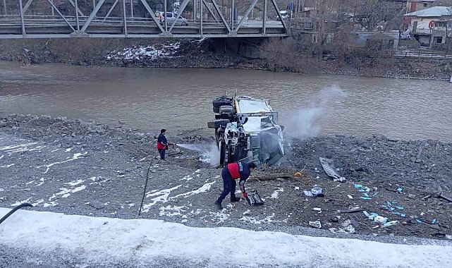 Hakkari'de çöp kamyonu şarampole yuvarlandı: 3 yaralı