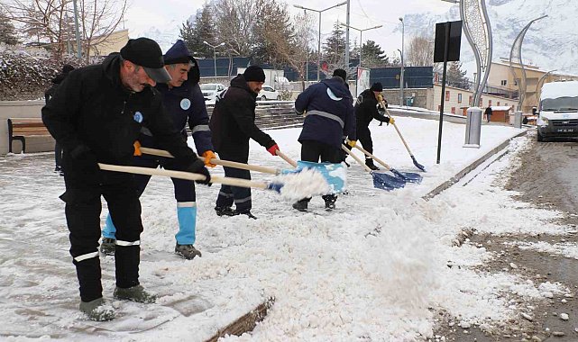 Hakkari'de kar timleri işbaşında