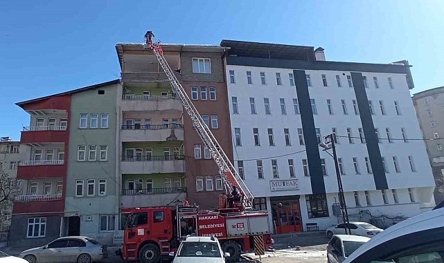 Hakkari'de tehlike saçan buzlar temizlendi