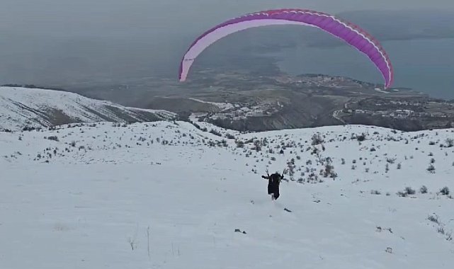 Hazarbaba Dağı'nda göl manzarası eşliğinde yamaç paraşütü