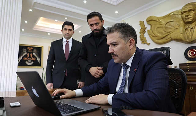 Iğdır Valisi Ercan Turan, AA'nın "Yılın Kareleri" oylamasına katıldı