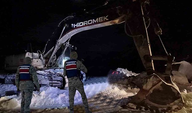 Jandarma kaçak kazı yapan şahısları suçüstü yakaladı
