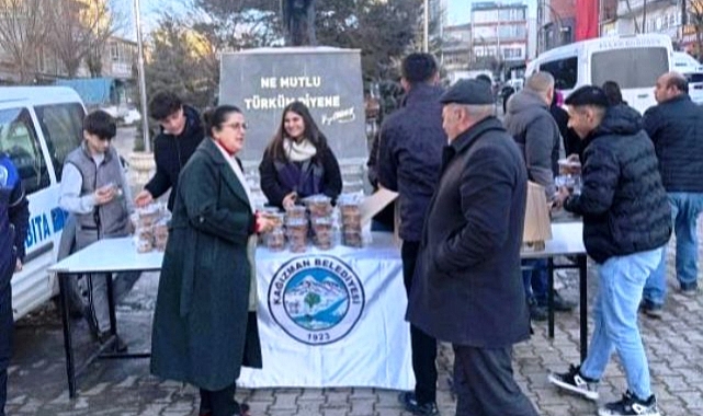 Kağızman Belediyesinden tatlı ikramı