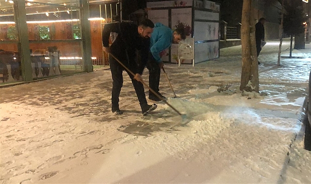 Kars, gece başlayan kar yağışı ile beyaza büründü
