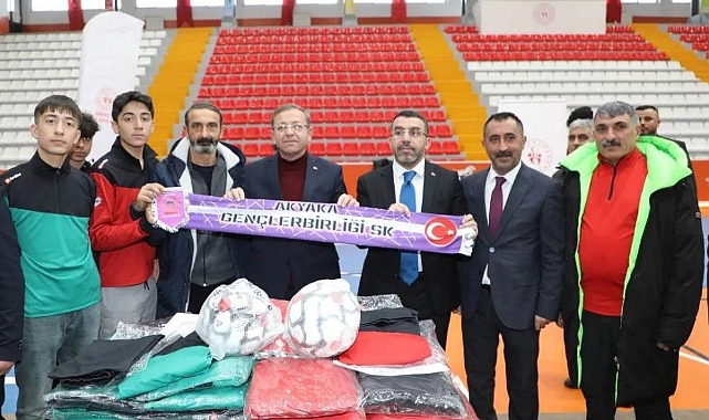 Kars'ta amatör spor kulüplerine malzeme desteği