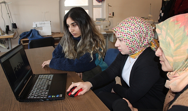 Kars'ta dikiş nakış kursiyeri kadınlar AA'nın "Yılın Kareleri" oylamasına katıldı