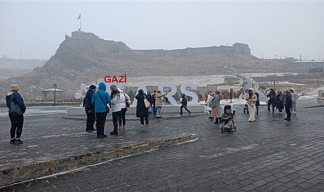 Kars'ta özlenen kar yağışı başladı