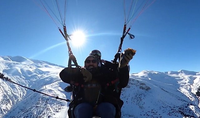 Kayak merkezi semalarında paraşütte waffle yaptılar