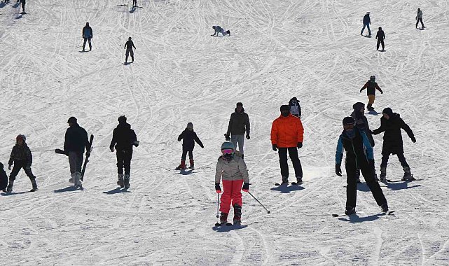 Kayak merkezleri içerisine kar kalınlığında Palandöken'i Ergan takip ediyor