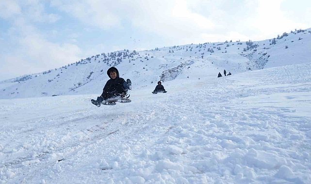 Kendi pistlerinde kayan Muşlu çocukların eğlenceli anları