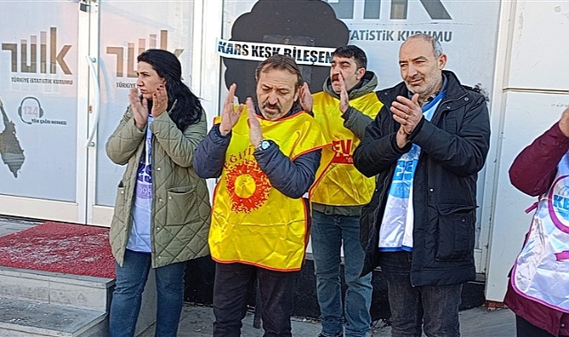 KESK, TÜİK kapısına siyah çelenk bıraktı