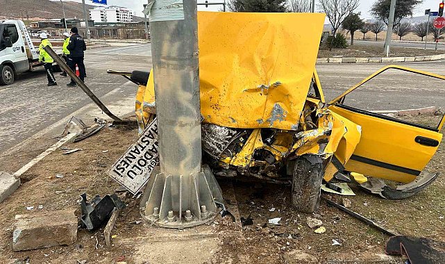 Kırmızı ışık ihlali yapan Tofaş kazaya davetiye çıkardı: 1'i ağır 3 yaralı