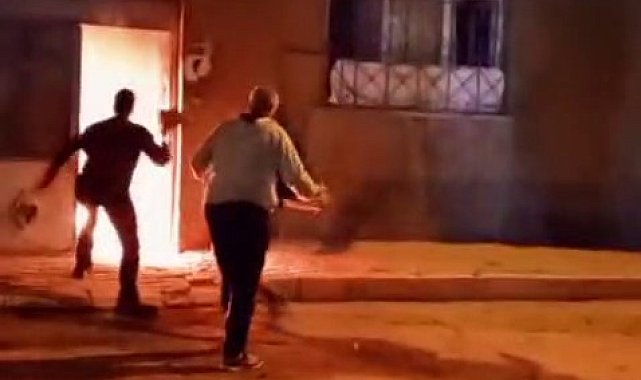 Mahalle sakinleri binada çıkan yangını kum ve taş ile söndürmeye çalıştı