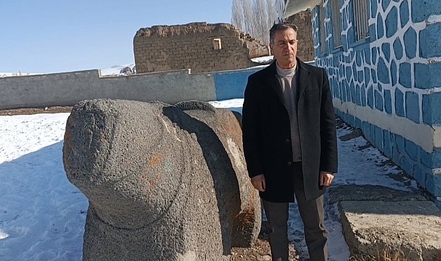 Mahalleye ismini veren tarihi at heykeli muhtara zimmetlendi