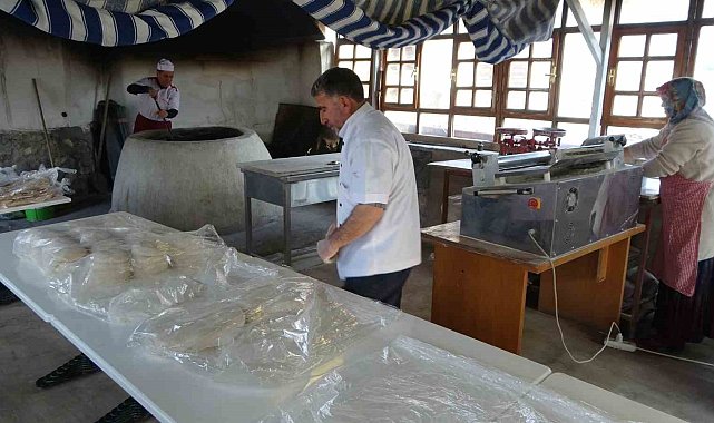 Malatya'da depremzede esnaf tandır ekmeği geleneğini sürdürüyor