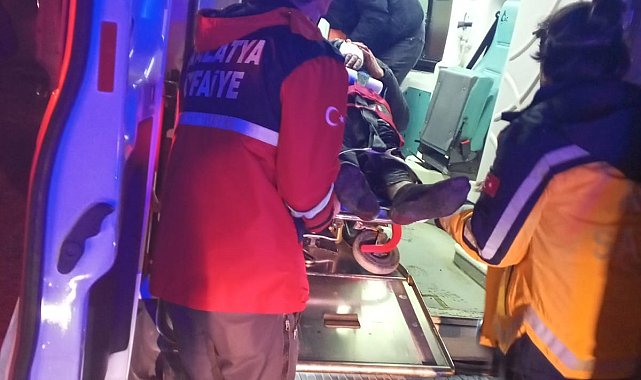 Malatya'da kontrolden çıkan araç refüje çarptı: 3 yaralı