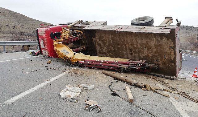 Malatya'da kontrolden çıkan vinç devrildi: 1 yaralı