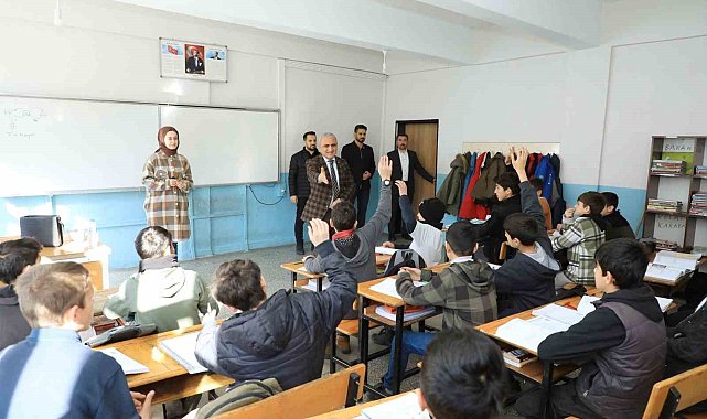 Müdür Gür, öğretmen ve öğrenciler ile bir araya geldi