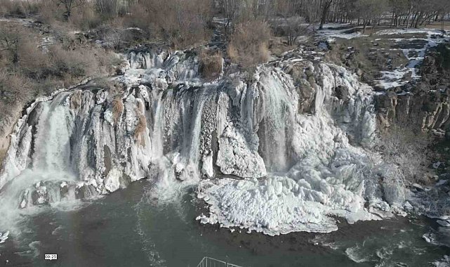 Muradiye Şelalesi kısmen buz tuttu