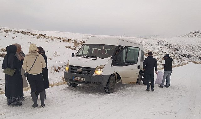 Muradiye'de kar ve buzlanma ulaşımı aksattı