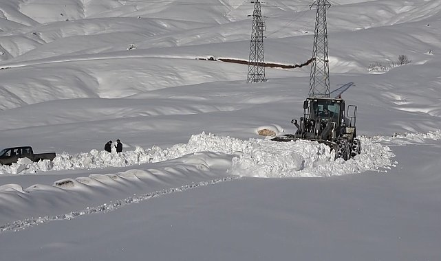 Muş'ta kar yağışı ve tipi nedeniyle kapanan köy yolları ulaşıma açıldı