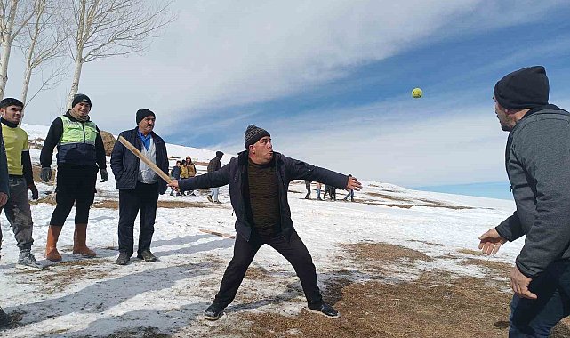 Saray usulü beyzbol: 'Topa şeko' oyunu