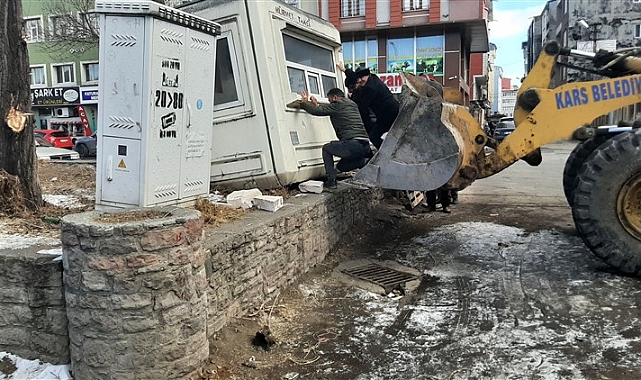 Taksi durakları Kars'a yakışır hale getiriliyor