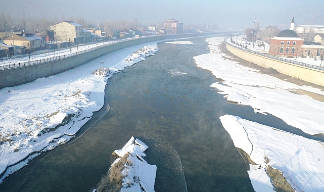 Termometrelerin eksi 15'i gösterdiği Ağrı'da Murat Nehri'nden buz kütleleri aktı