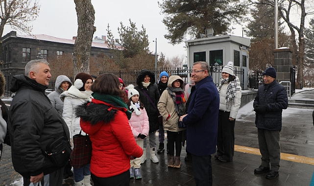 Vali Polat, Kars'ı ziyarete gelenlerle sohbet etti