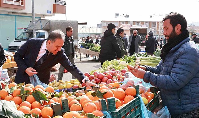 Vali Usta pazara indi, esnaf ve vatandaşla sohbet edip alışveriş yaptı