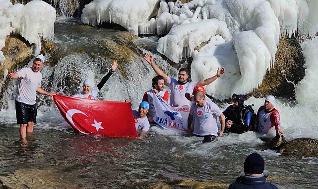Van Gölü aktivistleri dondurucu soğuğa rağmen Muradiye şelalesine girdiler