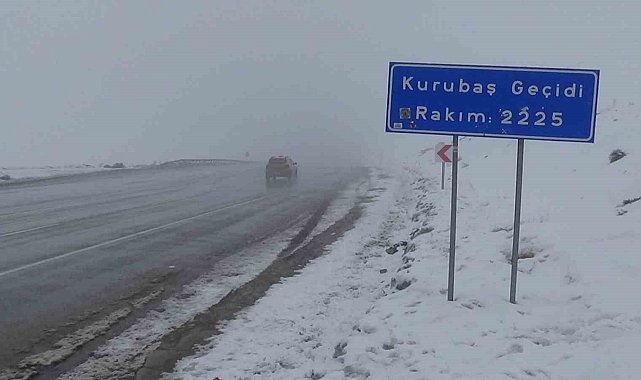 Van'da Kurubaş Geçidi'nde sis etkili oluyor