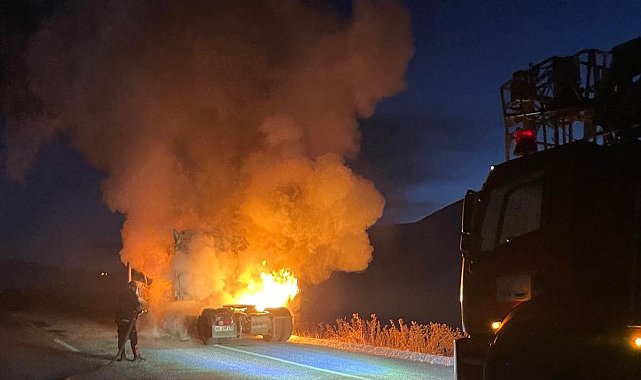Van'da seyir halinde tır alev alev yandı