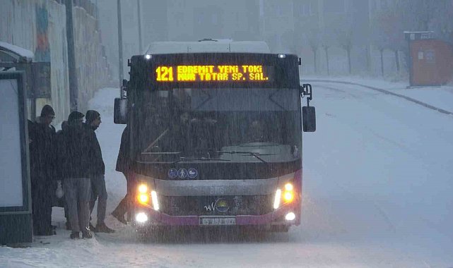 Van'da yoğun kar yağışı: Uçak seferleri rötar yaptı