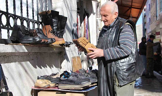 Van'ın yardımsever tamircisi: Çöpten ayakkabı toplayıp ihtiyaç sahiplerine veriyor