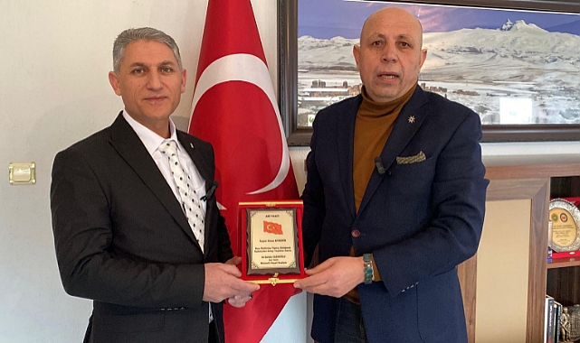 Yazar Sinan Aydemir’e plaket