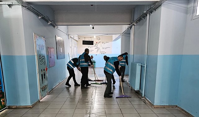 Yüksekova'da yükümlüler yarıyılda öğrenciler için kolları sıvadı