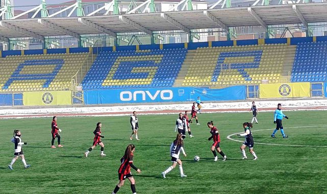 Ağrı Aile ve Sosyal Politikalar Gençlik ve Spor Kulübü Kadın Takımı, Kahramanmaraş Anadolu Spor'u 5-0 mağlup etti