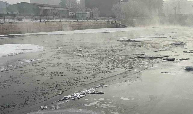 Ağrı'da dondurucu soğuklar nedeniyle Murat Nehri buz tuttu