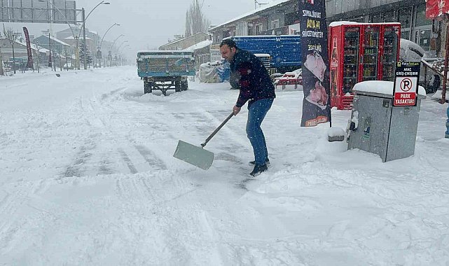 Ağrı'da kar yağışı etkili olmaya devam ediyor