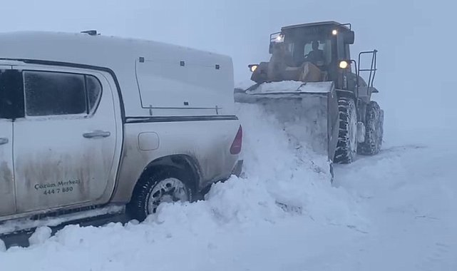 Ağrı'da karda mahsur kalan vatandaş ve ekipler kurtarıldı