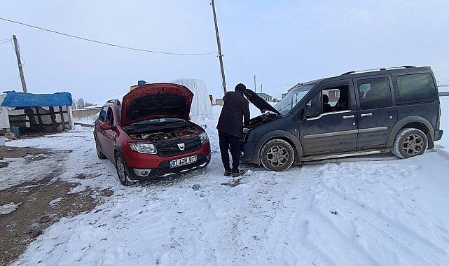 Akyaka'da hareket halindeki aracın aküsü boşaldı