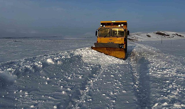 Ardahan'da kar ve buzlanma nedeniyle araçlar yolda kaldı