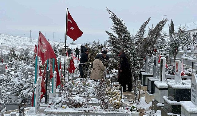 Asrın felaketinin 2'nci yıl dönümünde mezarlıkta hüzün hakim